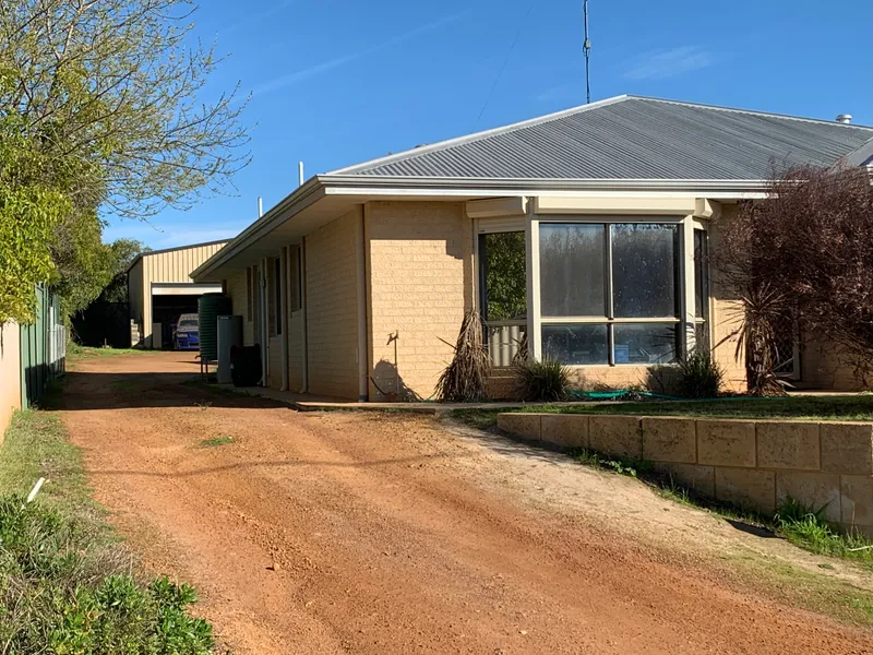 Great family 3 bed 2 bath home with huge workshop