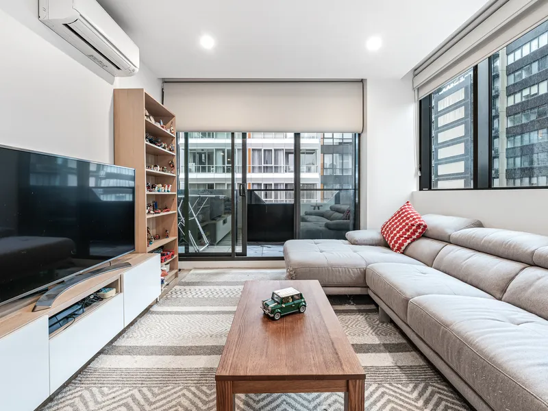 Corner Block Apartment With Southbank Convenience