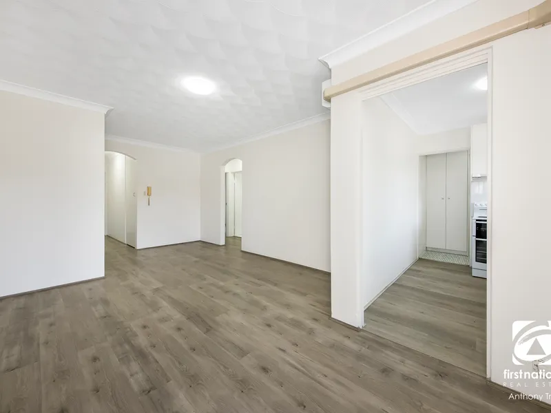 NEWLY RENOVATED 2 BEDROOM UNIT WITH AIR CON AND LOCK UP GARAGE