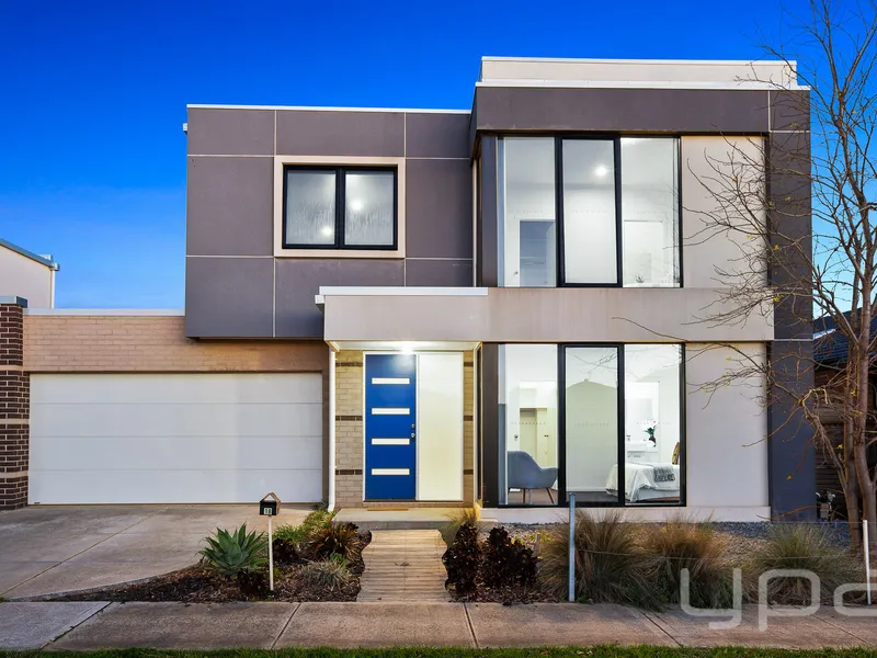 THIS STUNNER LOCATED IN THE PRESTIGOUS RIVERWALK ESTATE