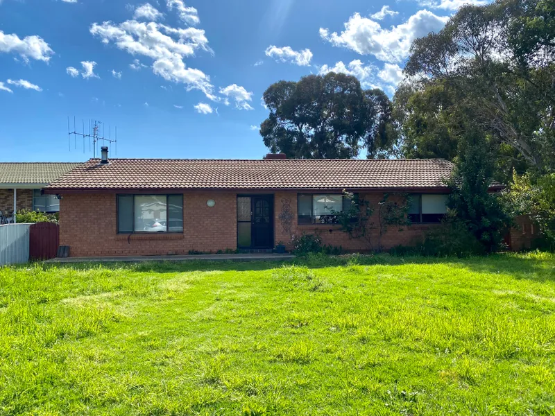 Three bedroom home in quiet West Cowra.