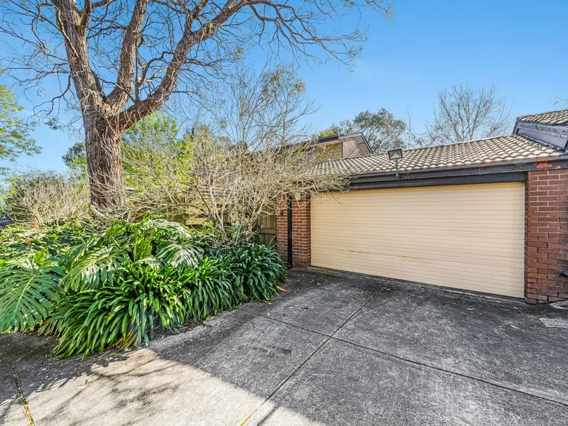 Quality low maintenance living in unbeatable location!