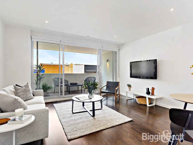 TWO BEDROOM APARTMENT LOCATED IN ENVIABLE RICHMOND LOCATION