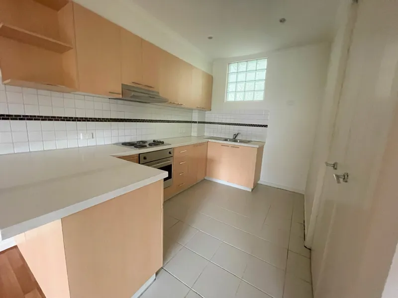 ONE OF A KIND - 5 BEDROOM APARTMENT, PERFECT FOR STUDENTS!