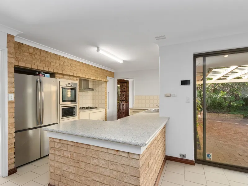 Harmonious Family Living In a Much Loved Pocket of Noranda!