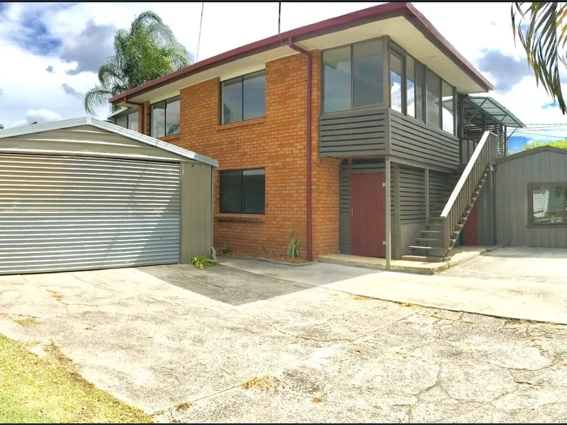LARGE HOME IN CRESTMEAD WITH DOUBLE LOCK UP GARAGE