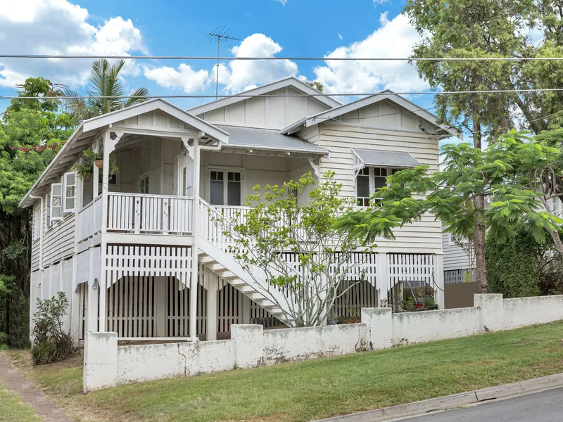 Family Renovator on 640m2 in a Delightful Location!