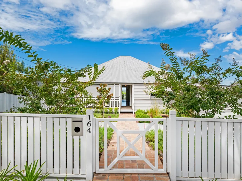 Beautifully Renovated Queenslander Commanding Bay Views