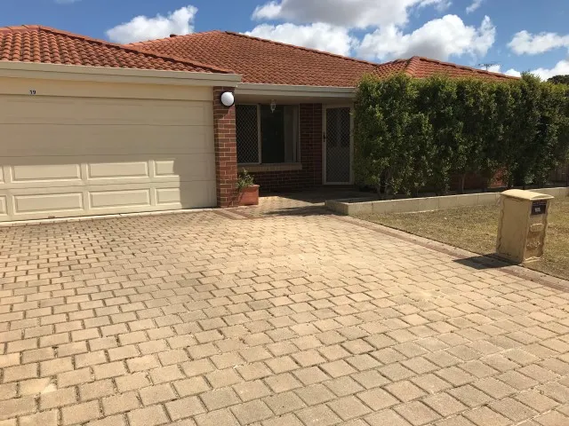 Spacious 4x2 house in Huntingdale!