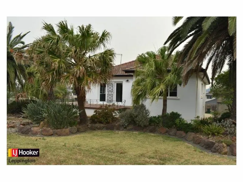 PRIVATE HOME SET ON A LARGE BLOCK