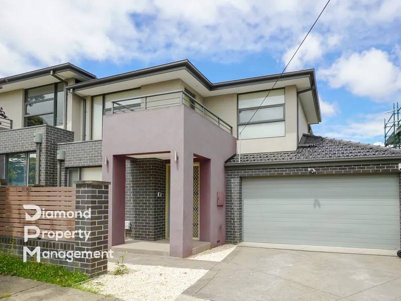 Stylish Residence In Coveted School Zone