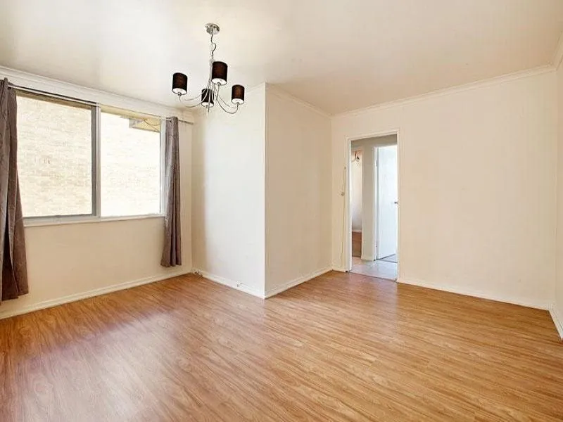 CONVENIENT RICHMOND LOCATION, WELL PRESENTED 2 BEDROOM APARTMENT WITH OFF STREET PARKING