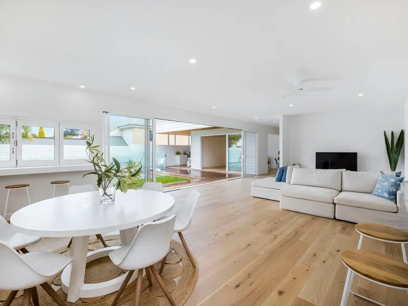 LOCATION walk to beach and shops