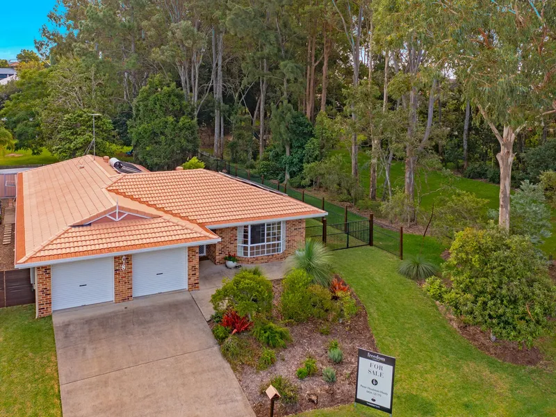 FAMILY HOME WITH A PARKLAND OUTLOOK & SIDE ACCESS