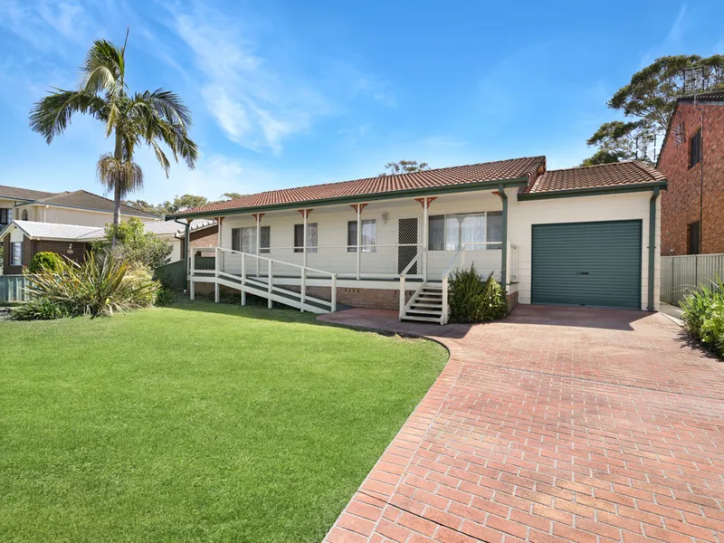 Serene Coastal Cottage - Where Bay Meets Bush
