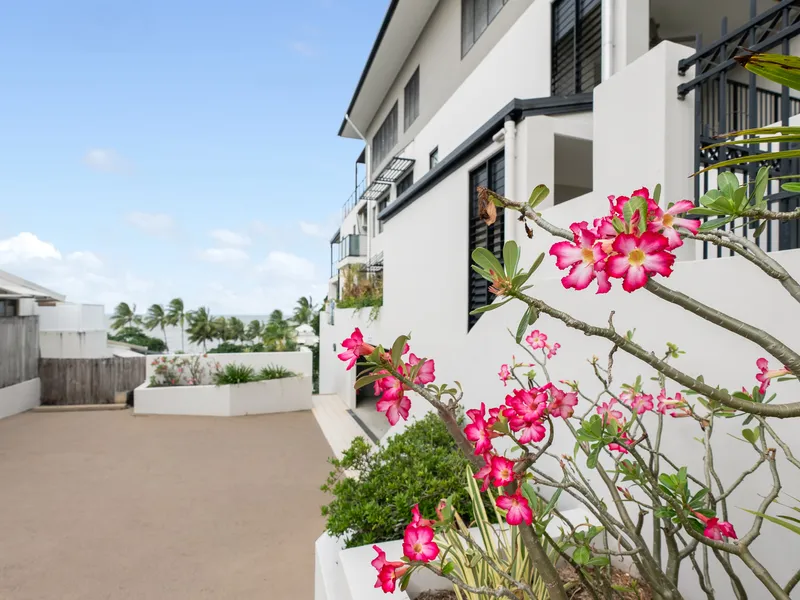 Luxurious Beach side apartment @ Trinity Beach