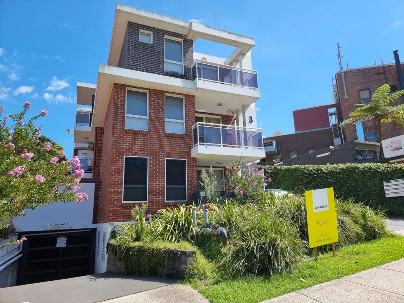 DEPOSIT TAKEN - ULTRA CONVENIENT & MODERN STUDIO APARTMENT - WATER & GAS INCLUDED IN RENT