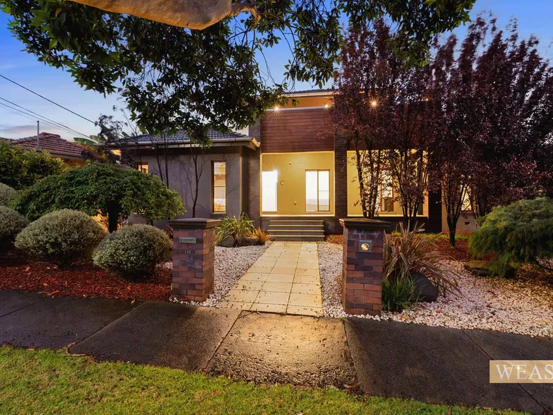 A Stunning Contemporary Entertainer 