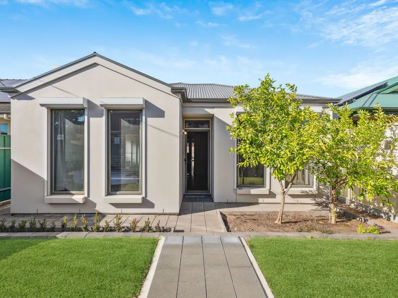 Elegant Courtyard Home, Prime Largs Bay Location