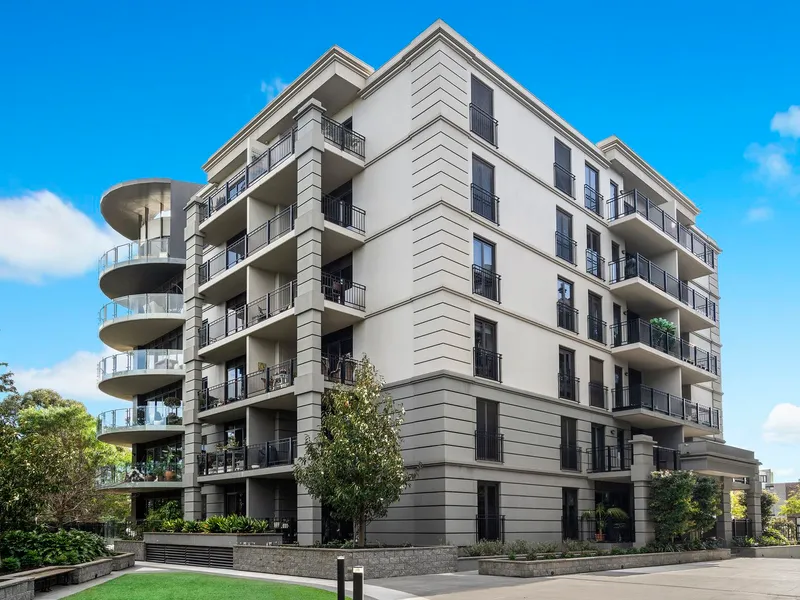 This apartment is a  lifestyle of affluence and parkside ambience overlooking leafy Sir William Fry Reserve.