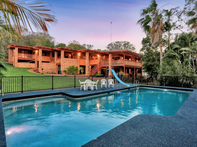 UNIQUE 681m2 RESIDENCE ON 2,111m2 BLOCK  WITH SPECTACULAR VIEWS