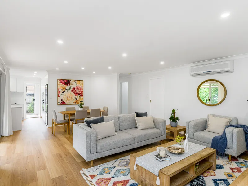Fully Furnished - Sunny Beach House, 3 min walk to beach!