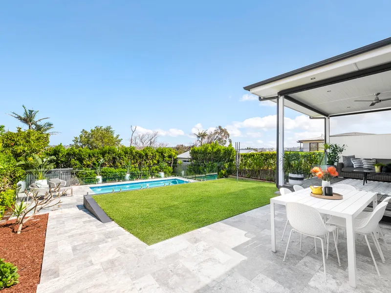 LUXURIOUS FAMILY ENTERTAINER WITH CAPTIVATING COASTAL VIEWS