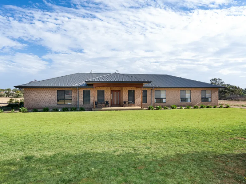 LARGE FAMILY HOME SET ON 1ACRE BLOCK