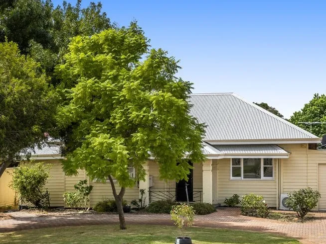 Stunning 1940's Gem..!!