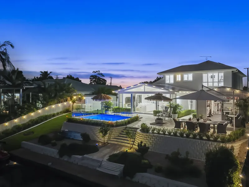 THE ULTIMATE LAKE HOUSE