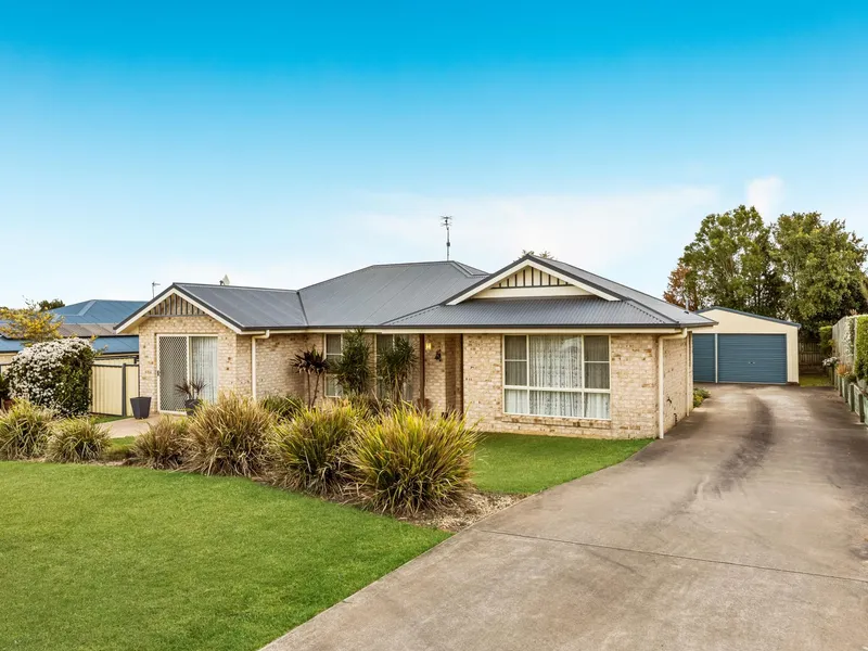 Large family home with rumpus room and double Colorbond lock up shed.