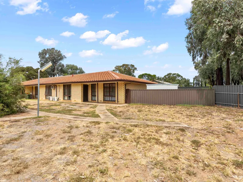 This solid brick unit is going to be in high demand from first home buyers to investors. It is a box ticker for sure. Group of 8 with a carport