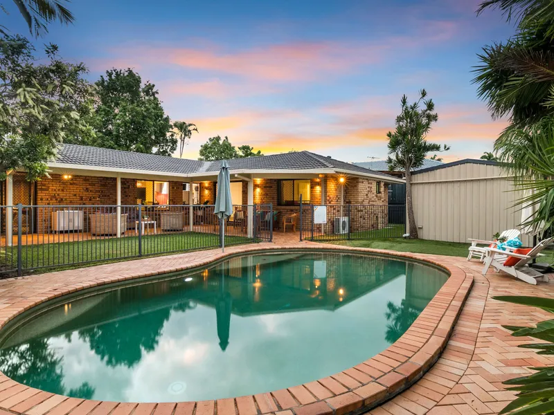 UNDER CONTRACT/ UNDER OFFER Ultimate Family Living Sinnamon Park $735,000 +