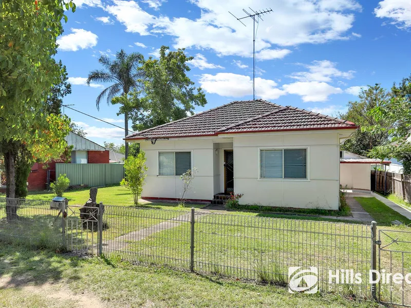 WALK TO QUAKERS HILL TRAIN STATION 