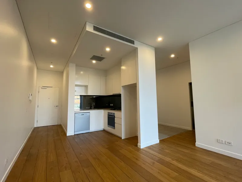 Nearly New One Bedroom One Study Apartment with Study for Lease !!