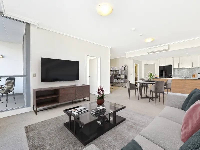 Modern Sun Drenched 2 Bedroom & Large Study, Freshly Decorated Apartment