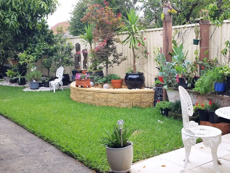 X-LARGE MODERN & HIGH QUALITY DOUBLE BRICK 1 BEDROOM- DETACHED UNIT