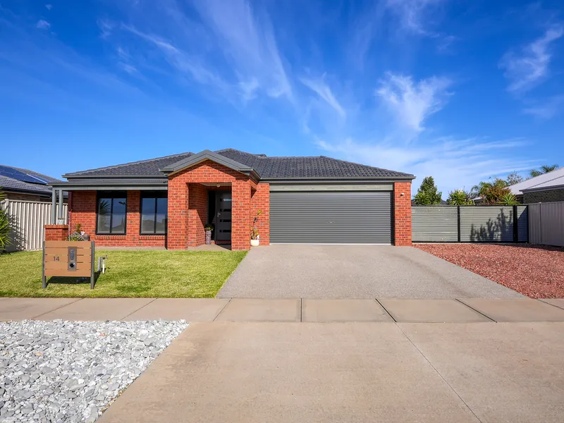 Beautifully maintained 10yr old Dennis Family Home