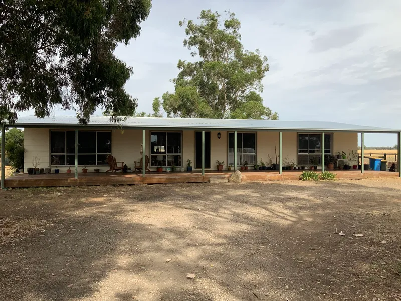 6 ACRE LIFESTYLE PROPERTY  