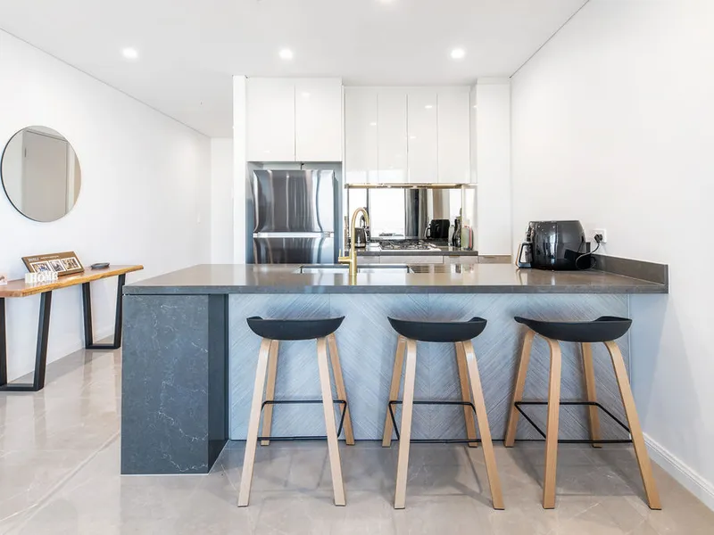 FULLY FURNISHED 2 BEDROOM APARTMENT IN THE HIGHLY SOUGHT AFTER ' OCEANS MERITON' BUILDING