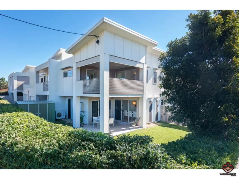 Private, Peaceful Carina Heights Living!