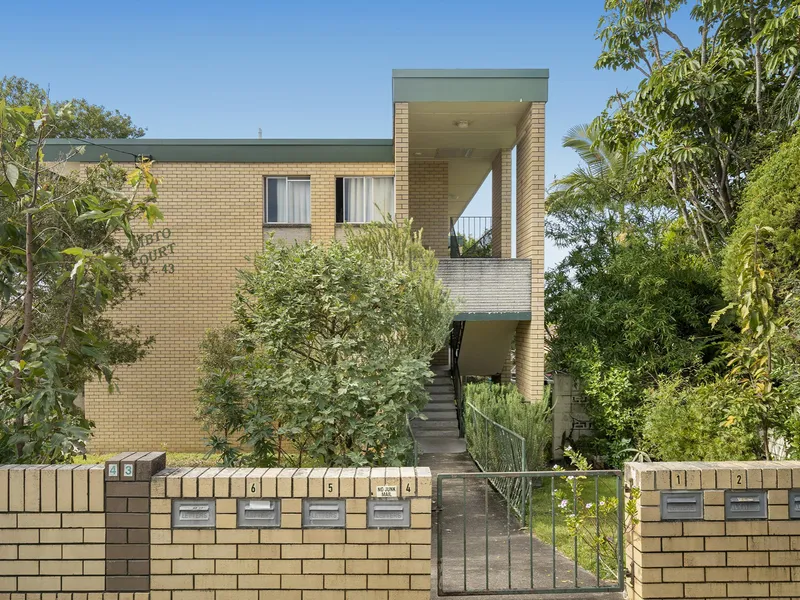 SAVE THE PETROL COSTS, THIS UNIT IS LOCATED CLOSE TO EVERY CONVENIENCE IMAGINABLE!