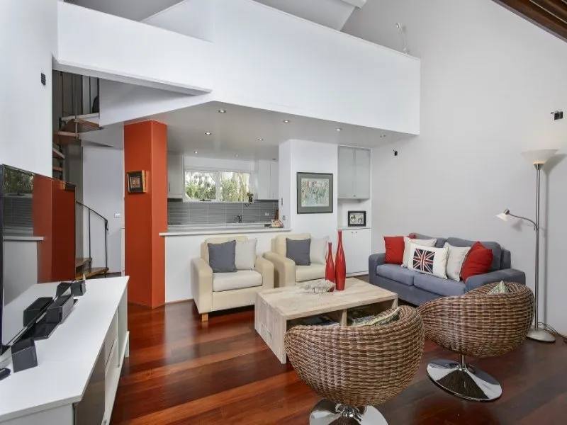 Super Stylish Top Floor 2 Bedrooms + Loft Apartment