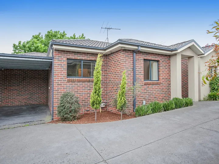 Executive Lifestyle in a Convenient Location!