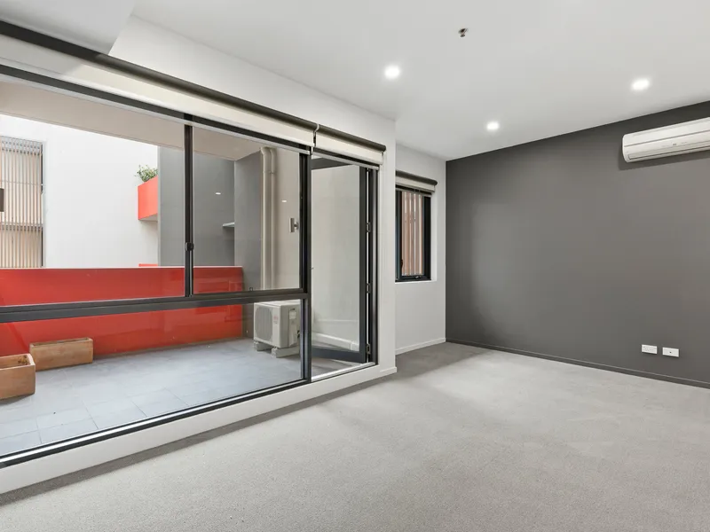Step out onto Bay Street shopping & entertainment precinct