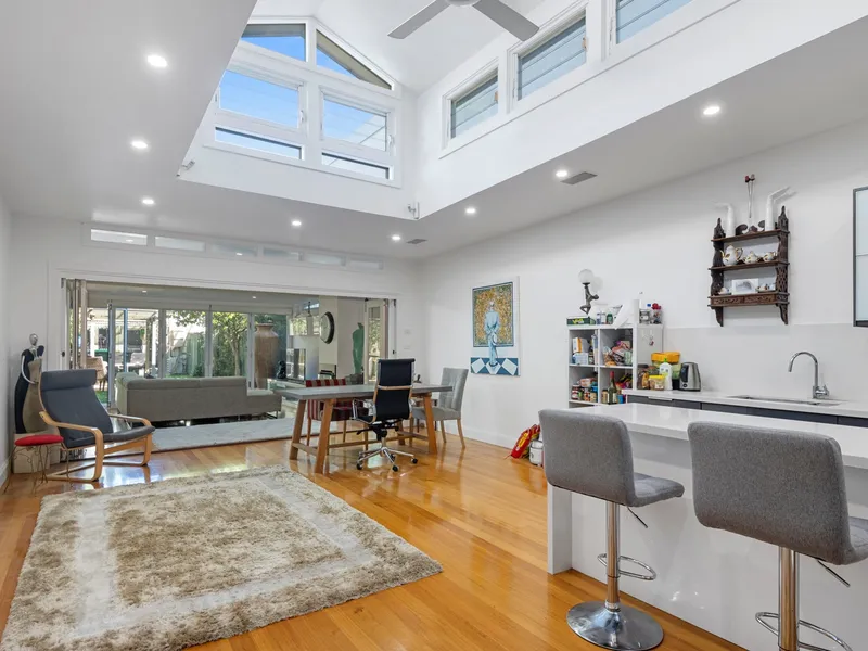 PETERSHAM - Renovated house with a double garage