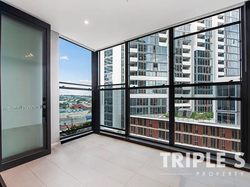 Marina Square Development | Well-Proportioned Elegant One Bedroom Apartment | Sunroom With Beautiful Skyline & Water Views 