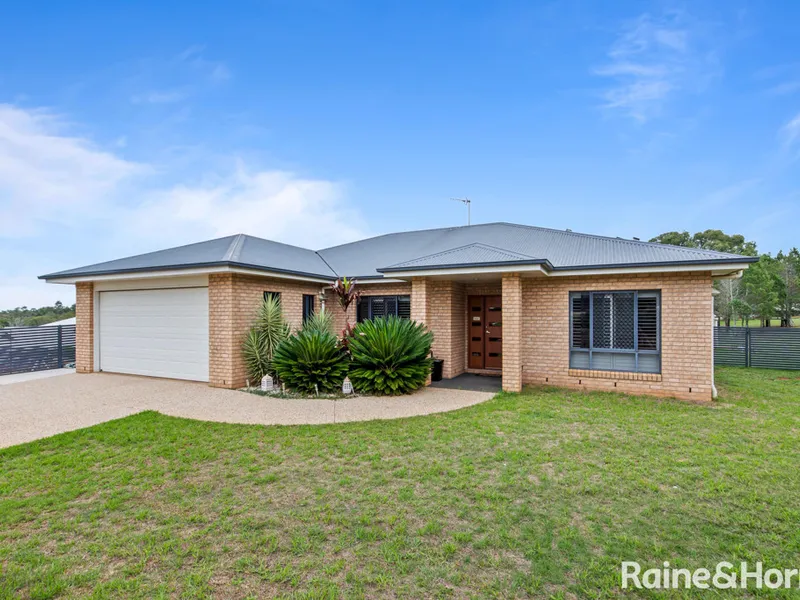 4 Bedroom Family Home with Rural Views!