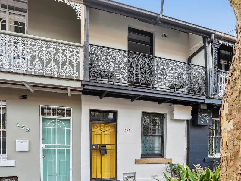 Exceptionally renovated terrace with rich traditional character