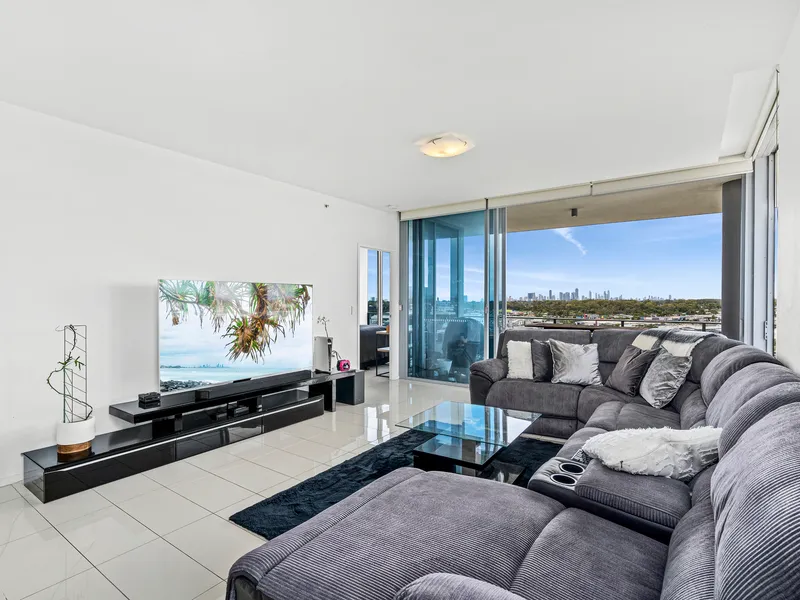 Top Floor Apartment - Spacious, Contemporary 4 Bedroom Apartment with 3 Car Parks in the Heart of Biggera Waters
